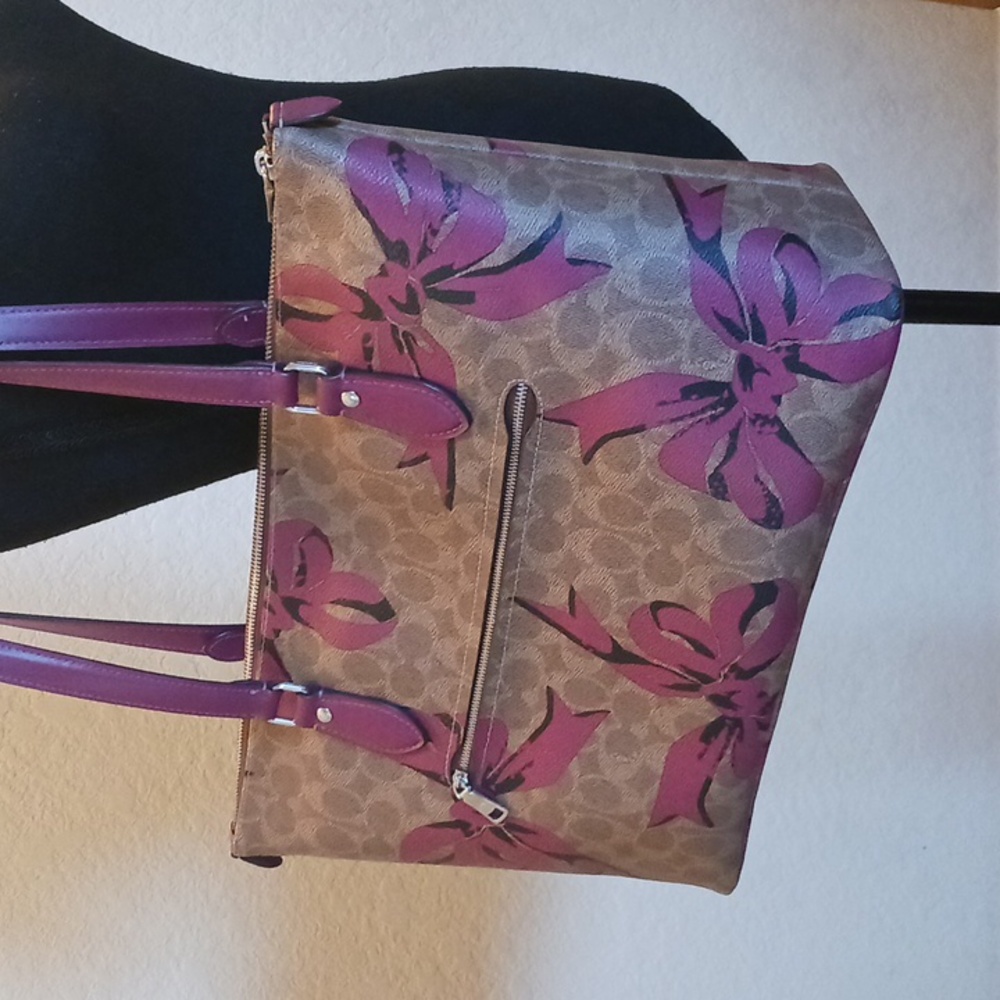 Coach Gallery Tote - Singature Print With Pink Bows - Picture 6 of 14